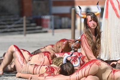 牛に自由を！ 動物愛護団体、闘牛に抗議 南仏