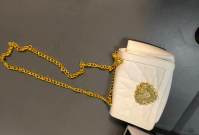 規制を回避するため金をショルダーバッグのチェーンにして入国 中国