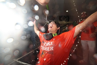 オリオールズのPO進出決定 藤浪もシャンパンファイトで歓喜