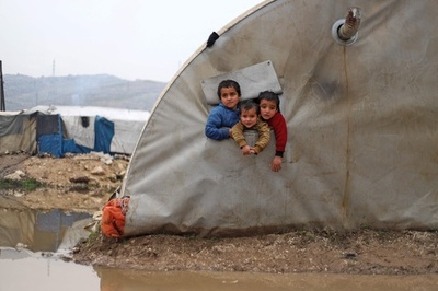 豪雨で避難民キャンプ浸水 シリア北西部