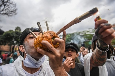 マリフアナ合法化と反政府デモの支持訴え集会 コロンビア