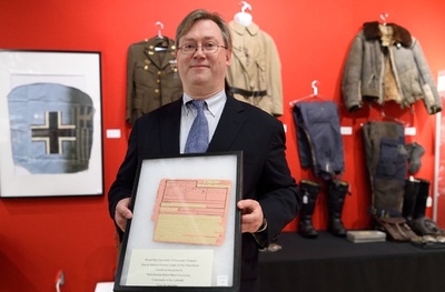 ドイツ降伏命令やエノラ・ゲイ副操縦士の品が競売に