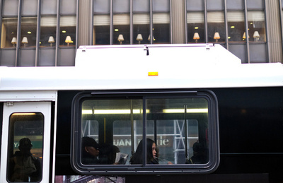 米テキサス州で貸切バス横転、8人死亡43人負傷