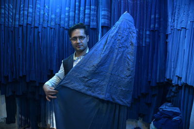 アフガニスタンに溢れる中国製ブルカ、伝統技術の継承には課題が山積