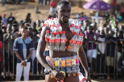 スラム街で美人コンテスト、斬新すぎる衣装の数々 ケニア