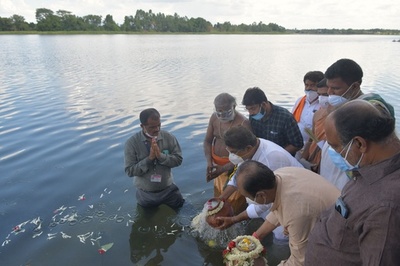 引き取り手のない遺骨が1200柱…コロナ死者の合同水葬 インド