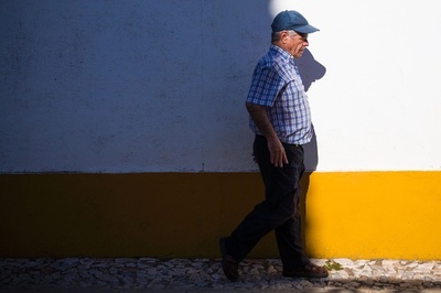 車椅子の男性、43年後に誤診と判明 いまは歩いてカフェにも