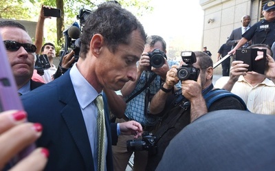 女子高生にわいせつ画像送信、元米議員に禁錮刑、クリントン氏側近の夫