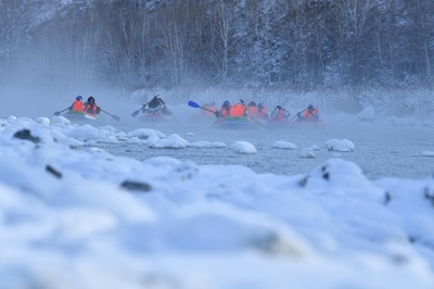 凍らない川でボート遊び 中国・内モンゴル