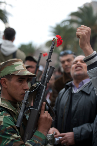 政変のチュニジア、国庫の金1.5トン不明に 前大統領持ち出す？