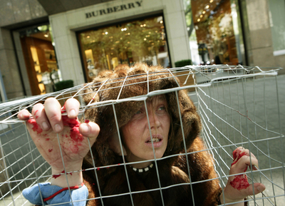 愛護団体PETA、動物に扮し「毛皮用動物の飼育環境」に抗議