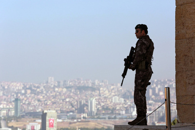 トルコ、治安関係者8000人を解雇 宗教・法曹・軍でも粛清続く