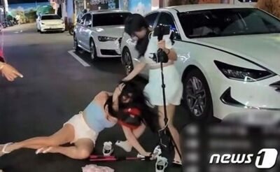 まさかユーチューブ生配信中に…ネット放送司会の女性が同業女性をフォークで攻撃「あー、やっちゃった」