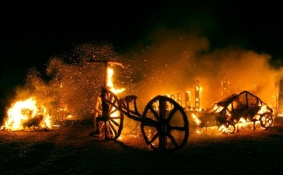 わらのオブジェを燃やす伝統の祭り、リトアニア