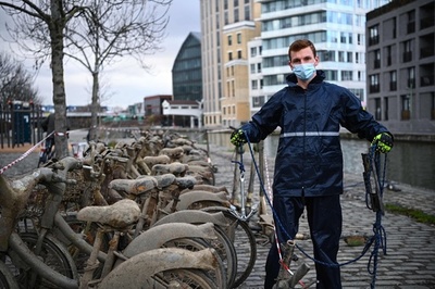 パリの「磁石釣り師」、運河で自転車51台釣り上げ、過去にはお宝も