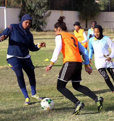 リビアの女子サッカー代表チーム、ピッチの内外で奮闘