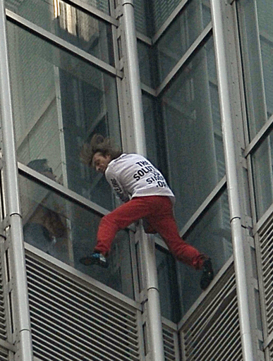 「フランスのスパイダーマン」、香港の高級ホテル制覇