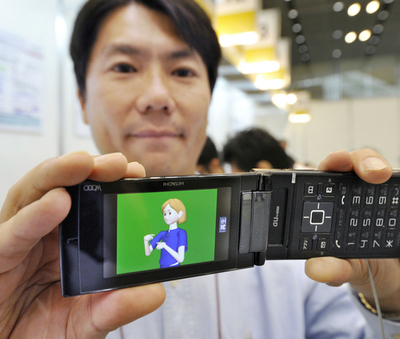 3D手話アニメ携帯、日立が試作機を発表