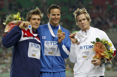 男子やり投げのメダル授与式が行われる