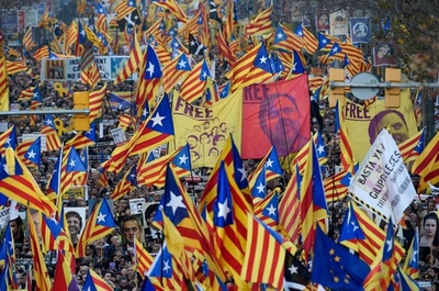 バルセロナで20万人がデモ カタルーニャ独立派の公判に抗議