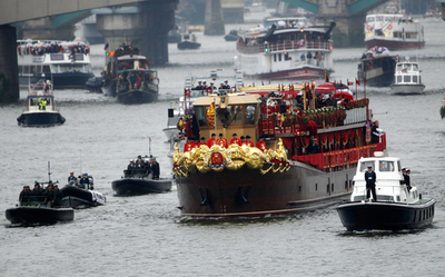 英女王即位60年、テムズ川で壮麗な水上パレード