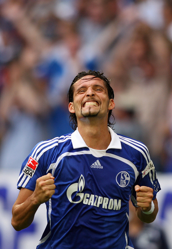 シャルケ ドルトムントに大勝しシーズン初勝利