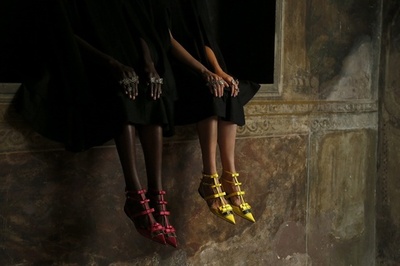 ネオ・ロマンティックをテーマに新作、「セルジオ ロッシ」18年春夏