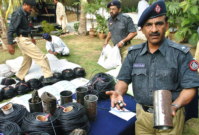 大量の自家製爆弾原料、押収 - パキスタン