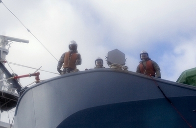 シー・シェパードの船と調査捕鯨船が衝突、抗議船に裂け目