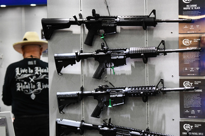 米銃器大手、AR15型小銃だけで10年間に1300億円売り上げ
