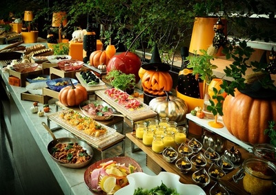 コンラッド東京、人気ランチビュッフェに大人ハロウィンメニュー登場