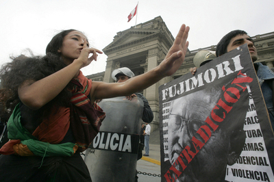 フジモリ前大統領の身柄引き渡しを求めるデモ - ペルー