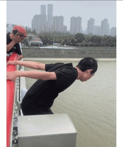 人を助けるため橋から飛び降りた配達員に賞金157万円 大学無料進学