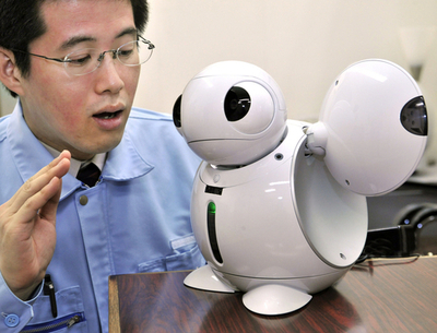 東芝、リモコン操作する卓上型ロボット開発