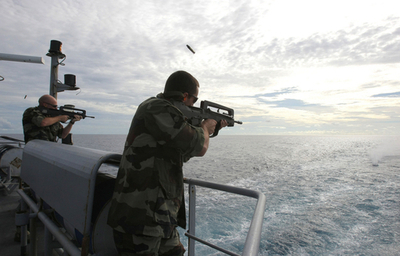 「護衛」ではなく本格的な「海賊討伐」を開始、仏海軍