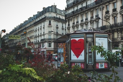 「セリーヌ」、パリで開催中のアートエキシビションを特別サポート