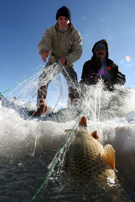 凍結した湖で魚釣り 氷の厚さは例年の半分以下 トルコ 写真17枚 ファッション ニュースならmode Press Powered By Afpbb News