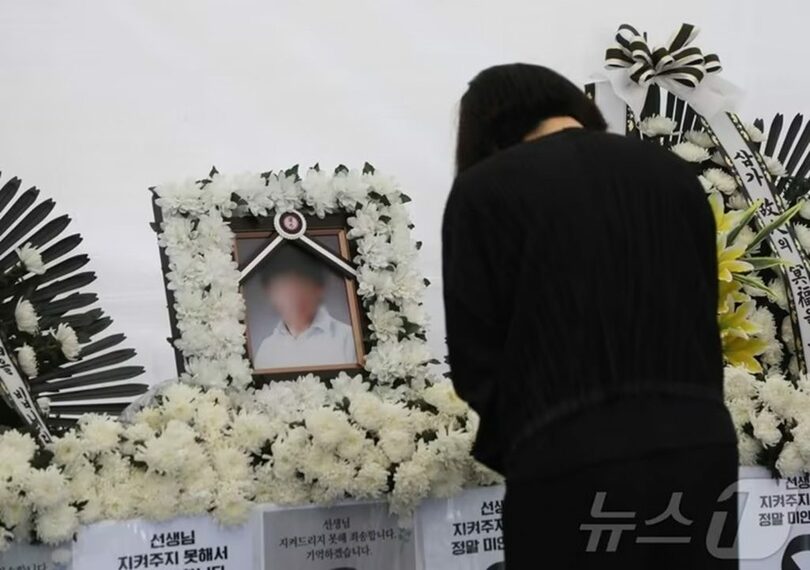 済州道教育庁前の中庭に設けられた合同焼香所(c)news1