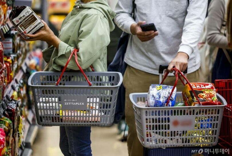 ソウル市内の大型スーパーで買い物をする消費者(c)MONEYTODAY