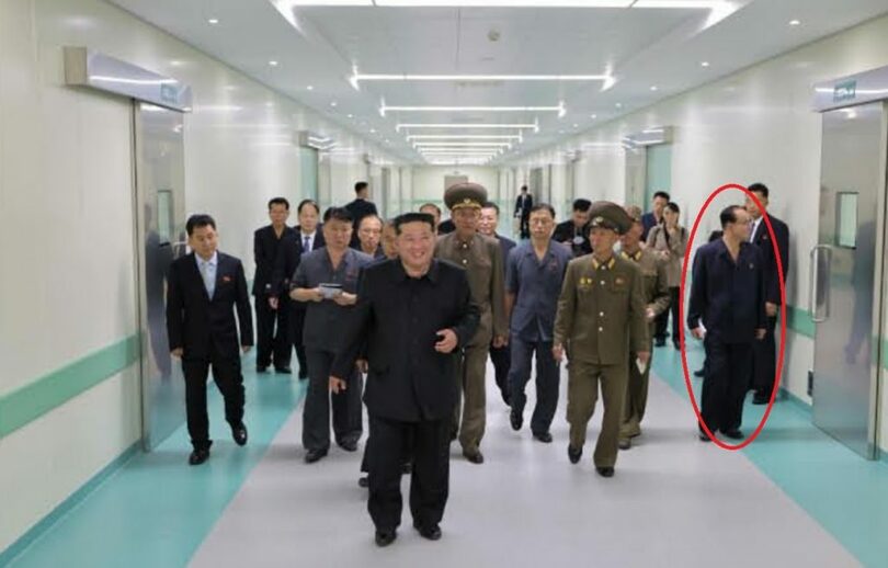 9月23日、キム・ジョンウン総書記と平壌総合病院を視察するチョ・ヨンウォン（趙甬元）書記＝労働新聞(c)KOREA WAVE