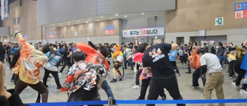 AGFイベントの醍醐味。ゲームやアニメのOSTに合わせて、「ドクフ」たちが情熱的にダンスを踊っている(c)MONEYTODAY