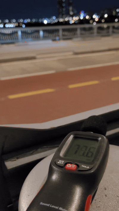 9月13日午後11時ごろ、ソウル瑞草区・潜水橋を疾走するオートバイ＝2025年9月13日(c)news1