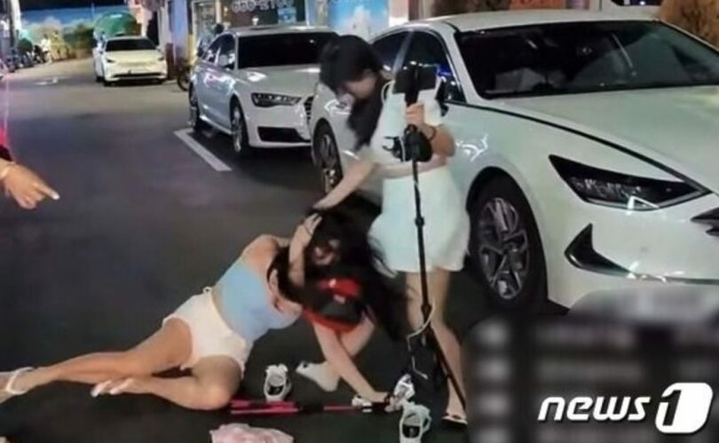 BJニャムニャムチャンチャン（右）がBJカムソンヨウルを暴行する姿（オンラインコミュニティのキャプチャー）(c)news1