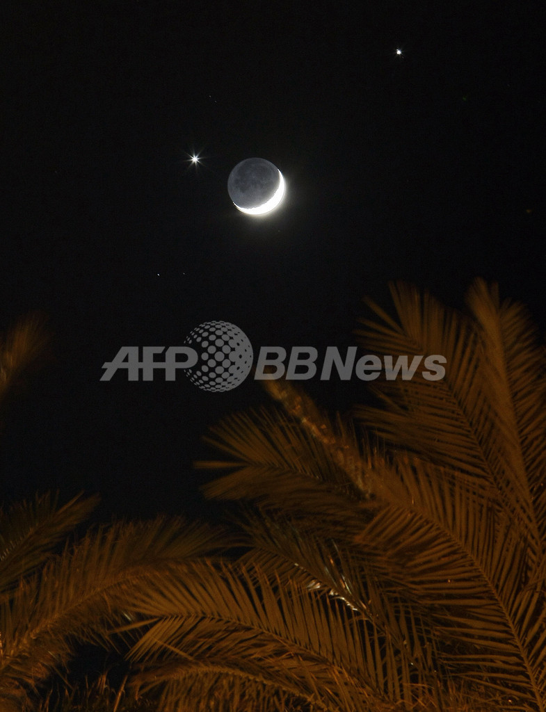 世界の冬の夜空で月、金星、木星が天体ショー