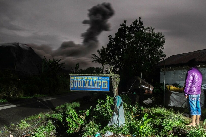 活発な火山活動続くシナブン山、溶岩を噴出 インドネシア