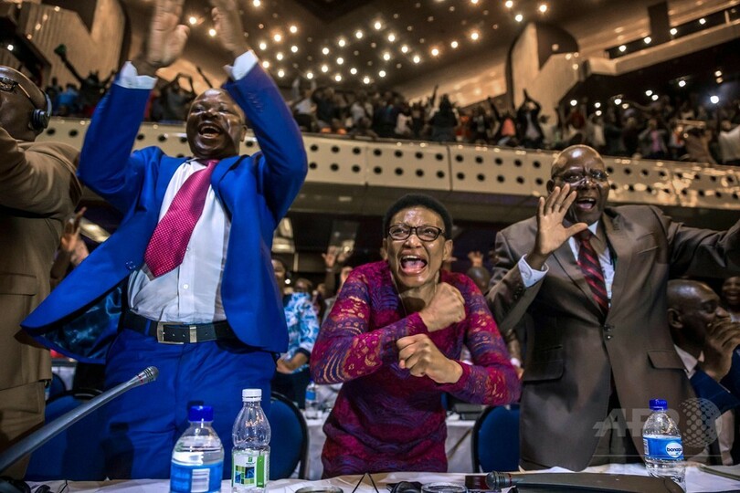 ムガベ氏37年間の「独裁」に幕 喜びに酔いしれるジンバブエ国民