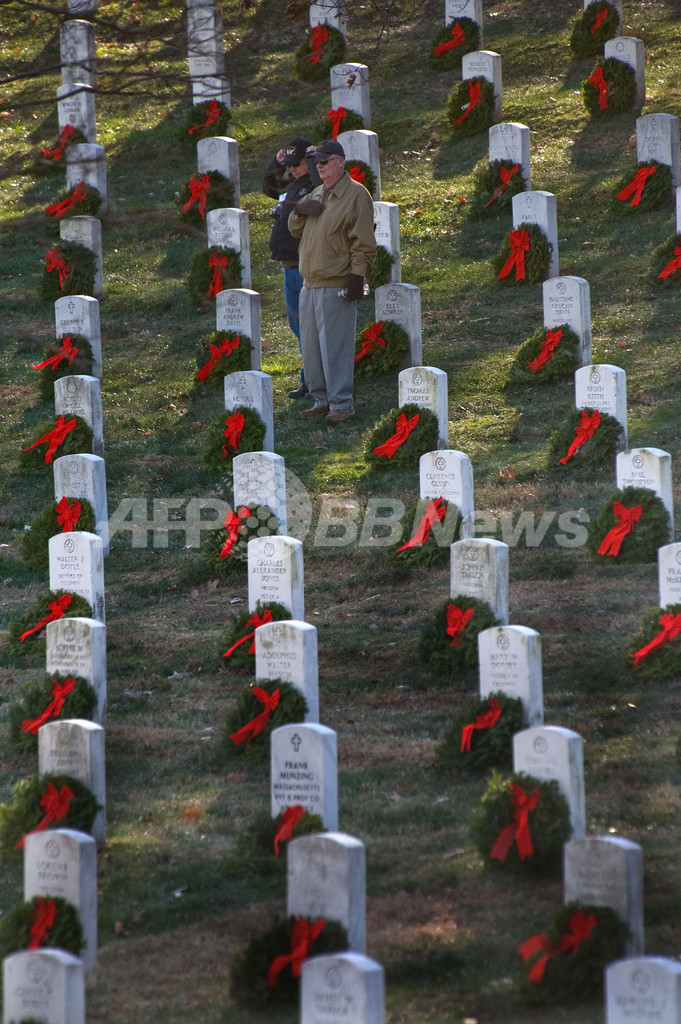 戦死者にクリスマス・リースを、米アーリントン国立墓地
