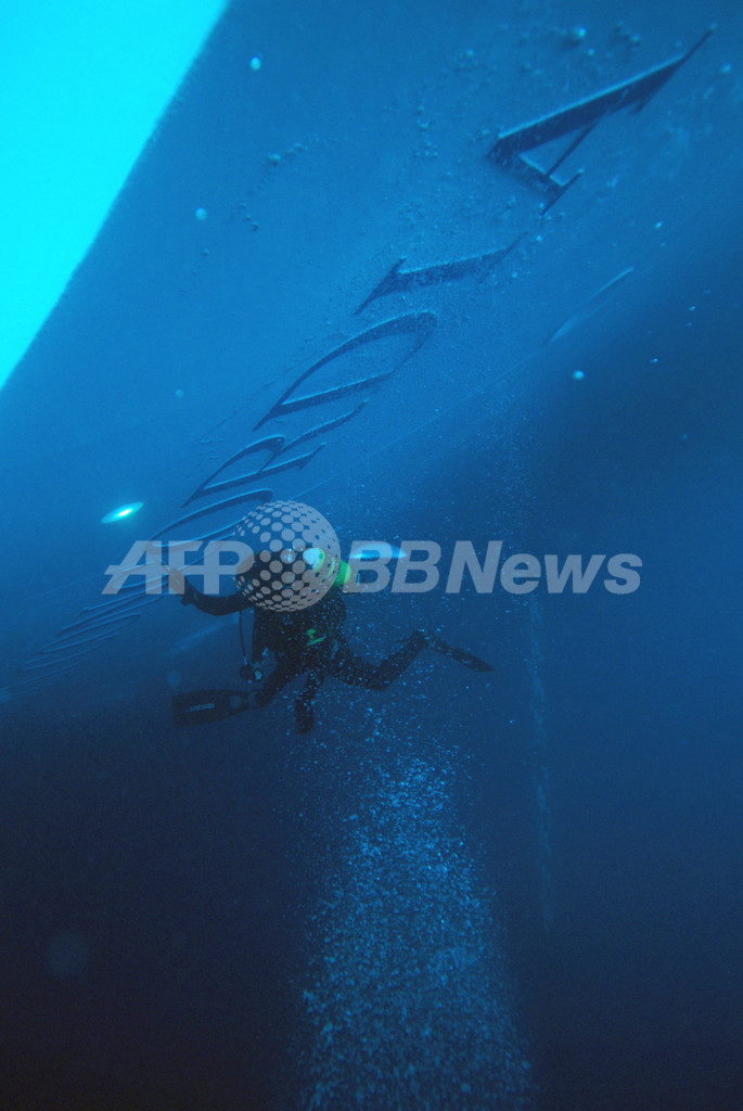 伊客船の救助活動、悪天で一時中断 沈没防止策を検討