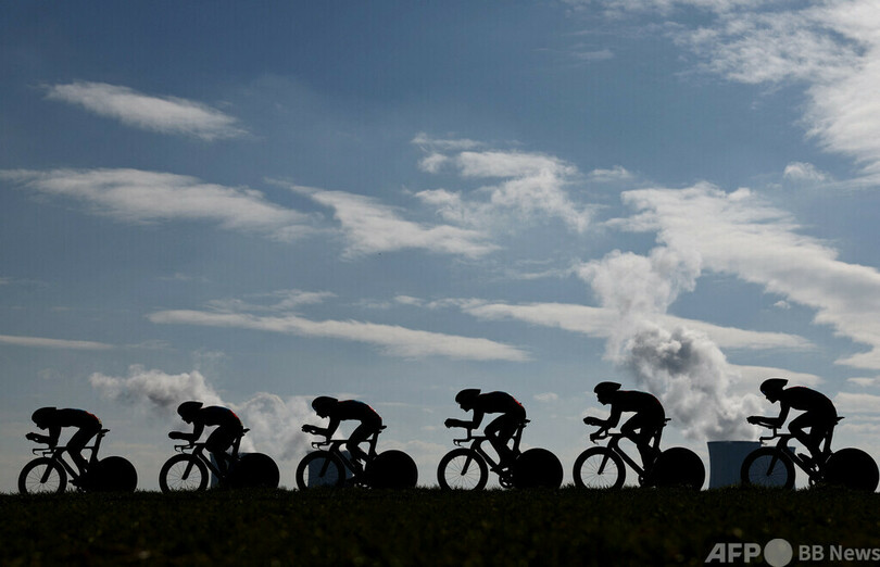 【今日の1枚】大空に抱かれて自転車レース 仏