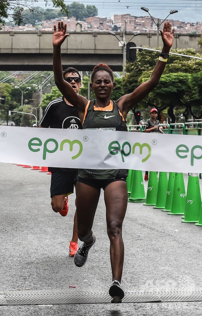 マラソン大会で選手が車にはねられる事故、通行止めを無視 コロンビア
